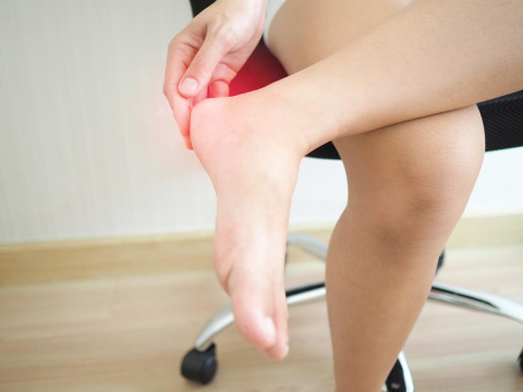 早上起床,双脚落地时疼痛,可能得了足底筋膜炎!复健科医师推荐2招助改善 – 大保社