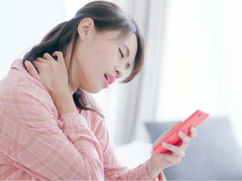 手机滑不停，肩颈又酸痛了吗？复健科医师：出现“这症状”是警讯！快用这2招赶走颈椎候群症 – 大保社