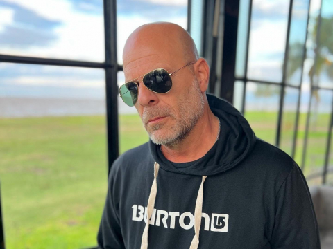 布鲁斯威利惊传罹患失语症，宣布息影！前妻黛咪摩尔与家人同发声明支持：“狂欢一场”抗病魔 – 大保社