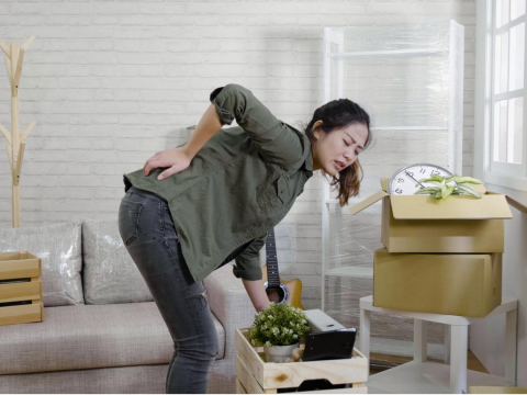 “闪到腰”好痛，休息一下就好？小心留下后遗症！物理治疗师教3式舒缓操，在家平躺就能做 – 大保社