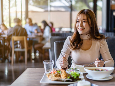 只吃青菜、水煮蛋,瘦身成功为何疯狂掉头发?营养师:把握饮食4原则,这样吃就能健康瘦 – 大保社