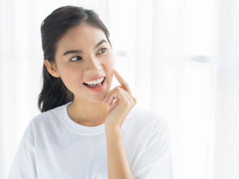 泡热水、用牙膏刷…活动假牙怎样清洁才正确?牙医提醒:千万别犯这些错!洁牙5步骤不能省 – 大保社