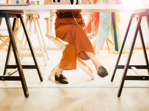 坐下就翘脚,当心翘出四大健康危机!物理治疗师教你避免脊椎弯、骨盆歪,三式伸展操舒缓 – 大保社