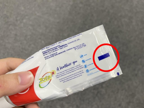 牙膏管底部印“黑色条”，代表全化学快丢掉？食安专家辟谣曝真正用途 – 大保社