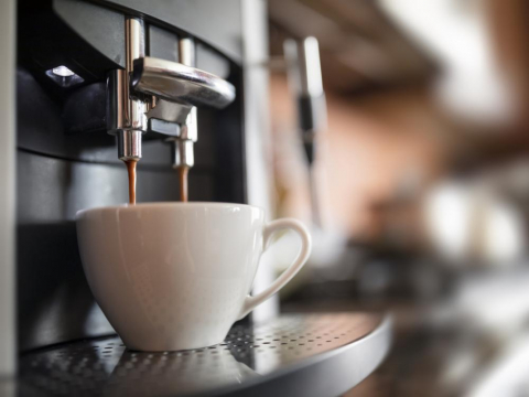 喝咖啡提神,却越喝越累?诡异健检报告出炉…男同事全得骨松!唯一共通点:都爱喝公司那杯免费咖啡 – 大保社