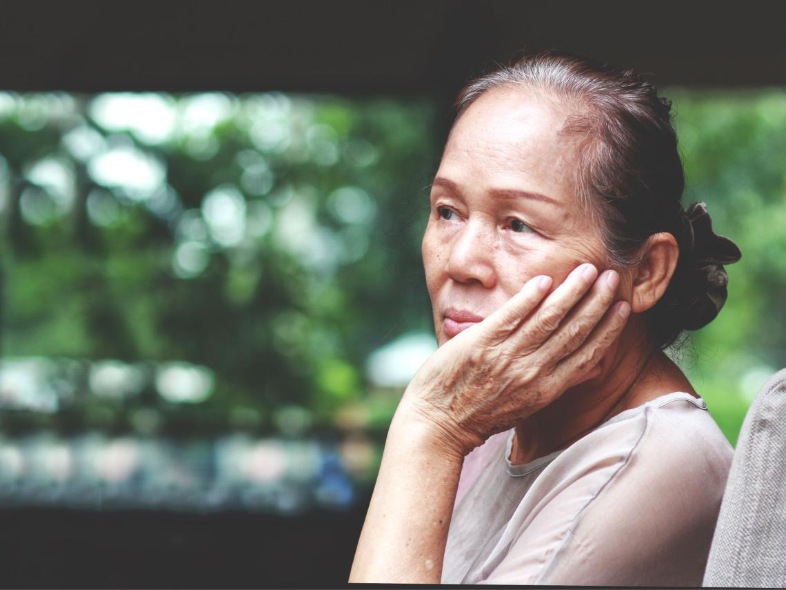 80岁独居嬷“心头紧紧、手脚麻”，竟是老年忧郁症…郁卒不是因为老，长辈有“这些症状”要当心 – 大保社