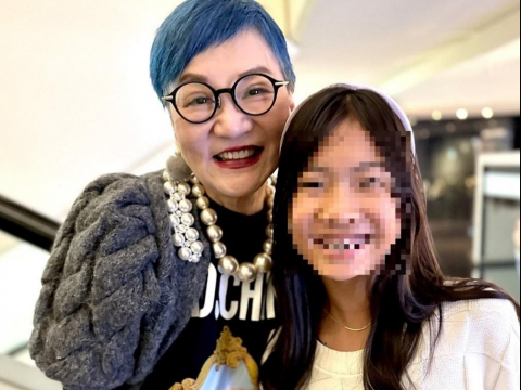 蓝发红唇超时髦,张小燕74岁“状态非常好”!昔爆宿疾“很辛苦”,医教这4招预防气喘 – 大保社