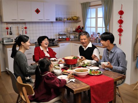 过年保平安》吃美食防噎到，这3招快学起来！医师建议“食物切小块”，2征兆当心吞咽退化 – 大保社