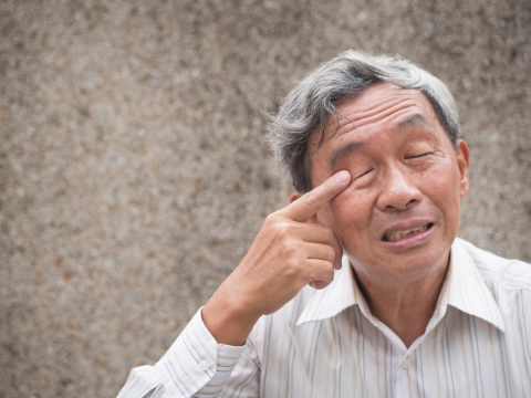 63岁阿伯睡醒“眼白大出血”，竟是便秘惹的祸！医揭生活中“这些动作”让眼睛爆血管 – 大保社