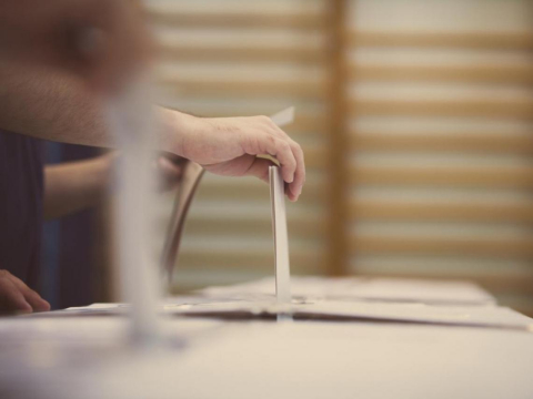 狂刷手机追选情，当心“选举症候群”上身！脑雾、跑厕所…这些症状需就医，心理师教4招释放压力 – 大保社