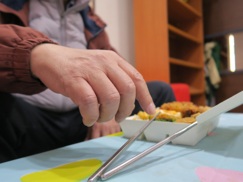 是老了吗？他吃饭常掉筷子，竟是“糖尿病神经病变”…医吁“这些症状”出现快就医：不要拖 – 大保社