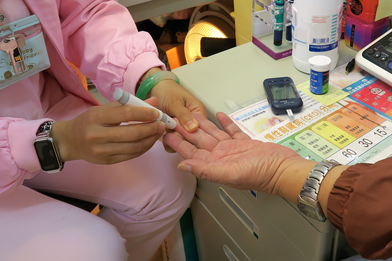 是老了吗？他吃饭常掉筷子，竟是“糖尿病神经病变”…医吁“这些症状”出现快就医：不要拖 – 大保社