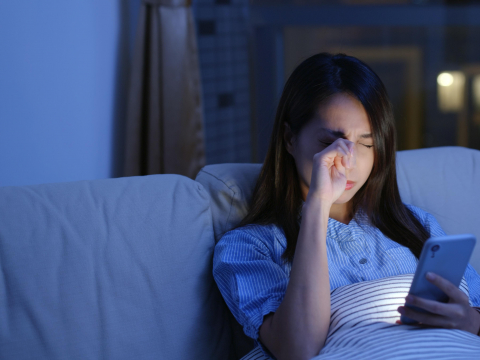 她眼睛酸痛以为手机看太多，半年后竟罹癌过世…飞蚊症与乳癌有关？1原因5年存活率仅28％ – 大保社