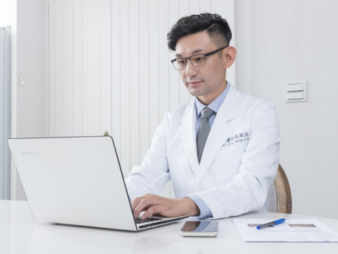 早餐店老板娘因胃食道逆流就诊，结果胃镜一照竟是第二期胃癌！胃肠肝胆科医师教你分辨：胃炎vs.胃癌 – 大保社