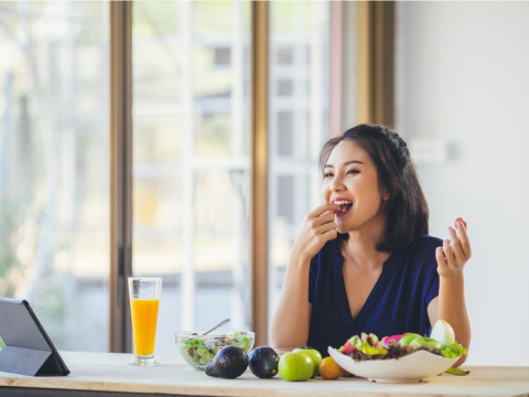 光吃水果不吃饭，当心身体越吃越虚！营养失衡恐手脚冰冷、疲倦酸痛，快做这招暖胃祛湿寒 – 大保社