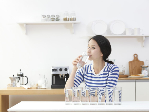 饮料改喝气泡水比较健康？医师提醒：选无糖才能零负担，“这种人”少饮用避胃食道逆流 – 大保社