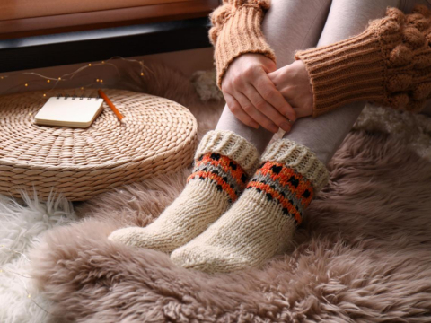 天冷“冰棒脚”好难入睡…日本专家大推“1张纸”升温8度！中医师加码4穴道温敷改善 – 大保社