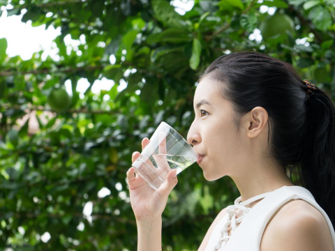 多喝水却突然没食欲、消化不良？中医师教你这样补充水分，才不会损伤脾胃、累积湿气 – 大保社