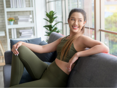 改善“驼背歪腰”就做这2动作！低头族必学舒背伸展操，3分钟“自然整骨”调整脊椎 – 大保社