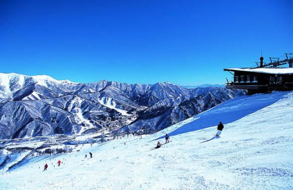 【初学者滑雪懒人包】推荐东京近郊 10 个滑雪场,进入银白色的世界享受浪漫与刺激! 内容图2 女神网-大潮社TV实时追踪属于女人新资讯的综合网站! 【初学者滑雪懒人包】推荐东京近郊 10 个滑雪场,进入银白色的世界享受浪漫与刺激! 休闲学堂 图2张