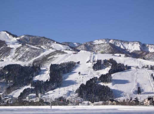 【初学者滑雪懒人包】推荐东京近郊 10 个滑雪场,进入银白色的世界享受浪漫与刺激! 内容图4 女神网-大潮社TV实时追踪属于女人新资讯的综合网站! 【初学者滑雪懒人包】推荐东京近郊 10 个滑雪场,进入银白色的世界享受浪漫与刺激! 休闲学堂 图4张