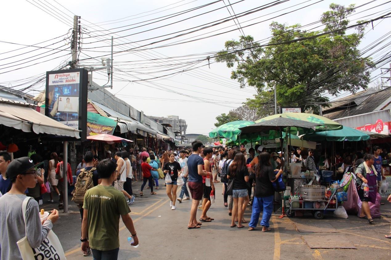 游曼谷必逛的 3 大市集:9 样“泰味”人气小吃,错过别说你来过泰国! 内容图2 女神网-大潮社TV实时追踪属于女人新资讯的综合网站! 游曼谷必逛的 3 大市集:9 样“泰味”人气小吃,错过别说你来过泰国! 乐活旅行 图2张