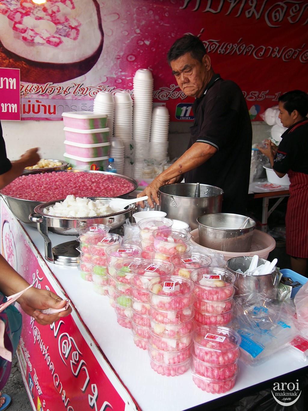 游曼谷必逛的 3 大市集:9 样“泰味”人气小吃,错过别说你来过泰国! 内容图6 女神网-大潮社TV实时追踪属于女人新资讯的综合网站! 游曼谷必逛的 3 大市集:9 样“泰味”人气小吃,错过别说你来过泰国! 乐活旅行 图6张