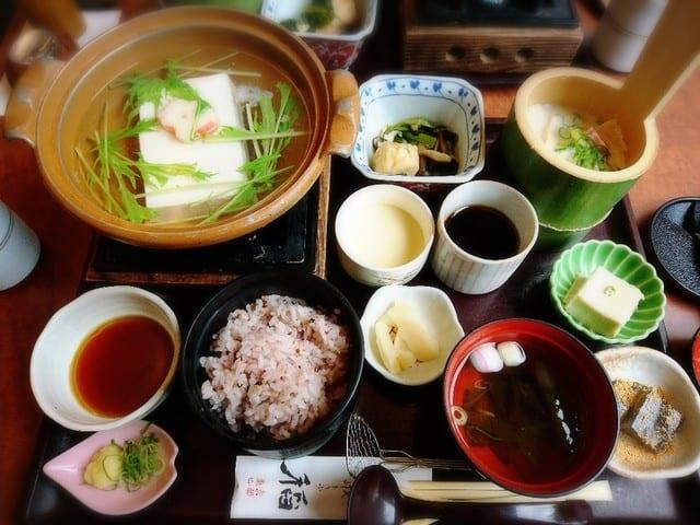 美味しい!来到京都岚山,必尝的私房人气美食 TOP 10:?鱼荞麦面、汤豆腐、OBUU 抹茶…… 内容图10 女神网-大潮社TV实时追踪属于女人新资讯的综合网站! tofu_set_picture.jpg
