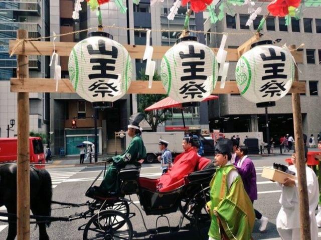 唷洗!今年夏天就到东京,体验浓浓传统日式风情的夏日祭典:鸟越祭、上野夏日祭、阿波舞…… 内容图3 女神网-大潮社TV实时追踪属于女人新资讯的综合网站! sairei_ph006-e1527610856492.jpg