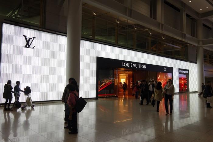 L’oreal、LV、YSL 在这里最便宜!快趁出国大买一波:2019 各地区机场免税店必买推荐清单 内容图5 女神网-大潮社TV实时追踪属于女人新资讯的综合网站! 2-11-700x466.jpg