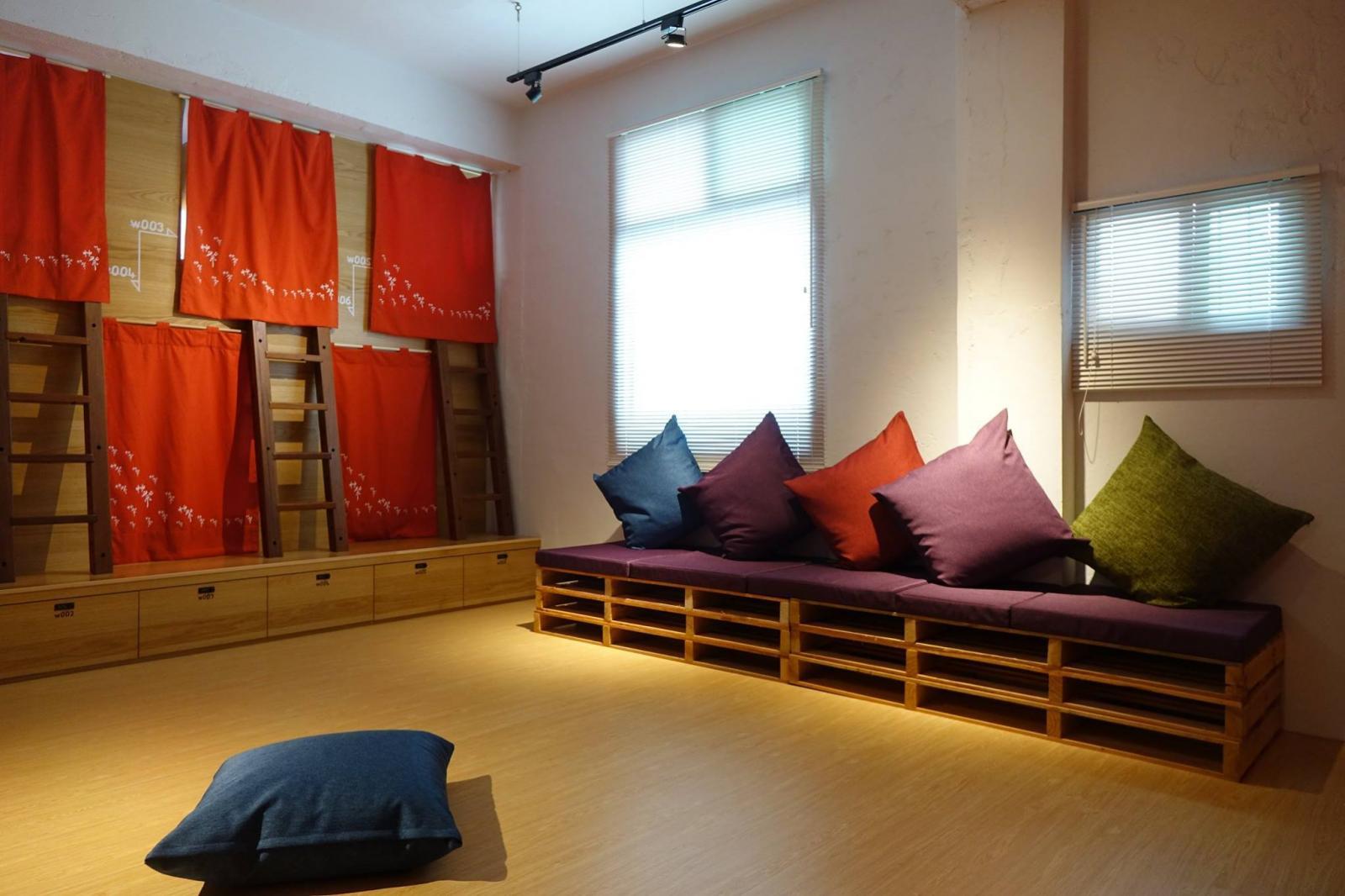 享受当“书虫”的时光!来4间“书店旅馆”,排除焦虑、适度放松吧! 内容图5 女神网-大潮社TV实时追踪属于女人新资讯的综合网站! Book inn 2.jpg