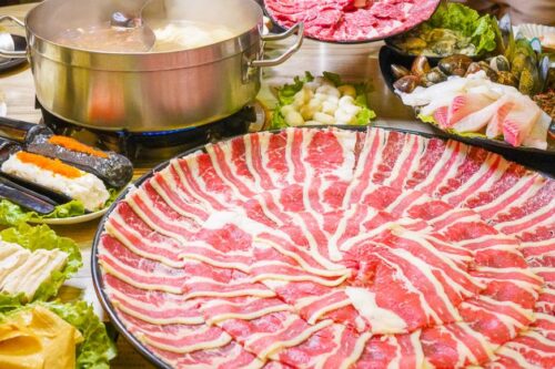 天冷就是要吃锅！推荐内地台湾 7 家超人气火锅店，豪华肉盘让你暖心又暖胃
