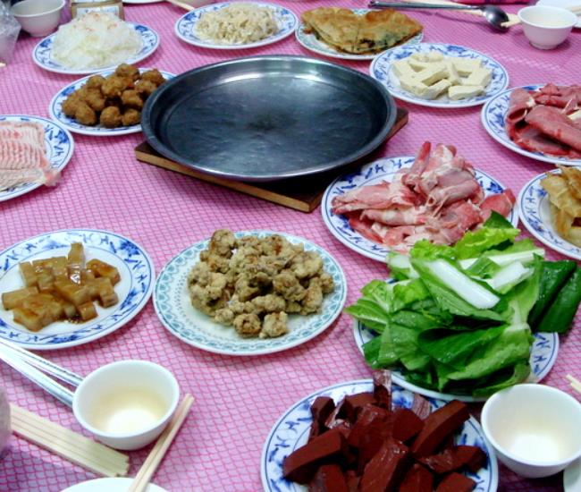 天冷就是要吃锅!推荐内地台湾 7 家超人气火锅店,豪华肉盘让你暖心又暖胃 内容图3 女神网-大潮社TV实时追踪属于女人新资讯的综合网站! FotoJet - 2019-12-02T144259.701