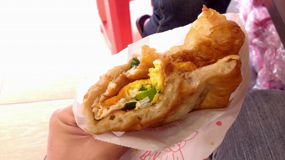 网友热推!宜兰 5 间“炸弹葱油饼”大比拼:浓郁半熟蛋 + 香酥 Q 软饼皮,必吃不可! 内容图3 女神网-大潮社TV实时追踪属于女人新资讯的综合网站! 网友热推!宜兰 5 间“炸弹葱油饼”大比拼:浓郁半熟蛋 + 香酥 Q 软饼皮,必吃不可! 休闲学堂 图3张