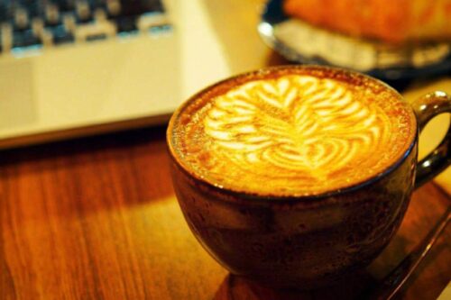 高雄夜猫聚集地！2021 深夜咖啡厅推荐：凌晨不打烊、24H 喝不停，佐一杯咖啡与黑夜长谈