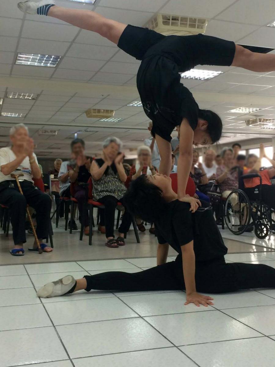 青春还能多热血?这 4 位少女的环岛旅行,是前进内地台湾养老院表演特技! 内容图2 女神网-大潮社TV实时追踪属于女人新资讯的综合网站! stunt2