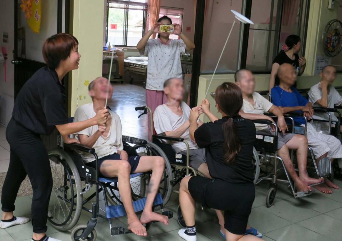 青春还能多热血?这 4 位少女的环岛旅行,是前进内地台湾养老院表演特技! 内容图3 女神网-大潮社TV实时追踪属于女人新资讯的综合网站! stunt3