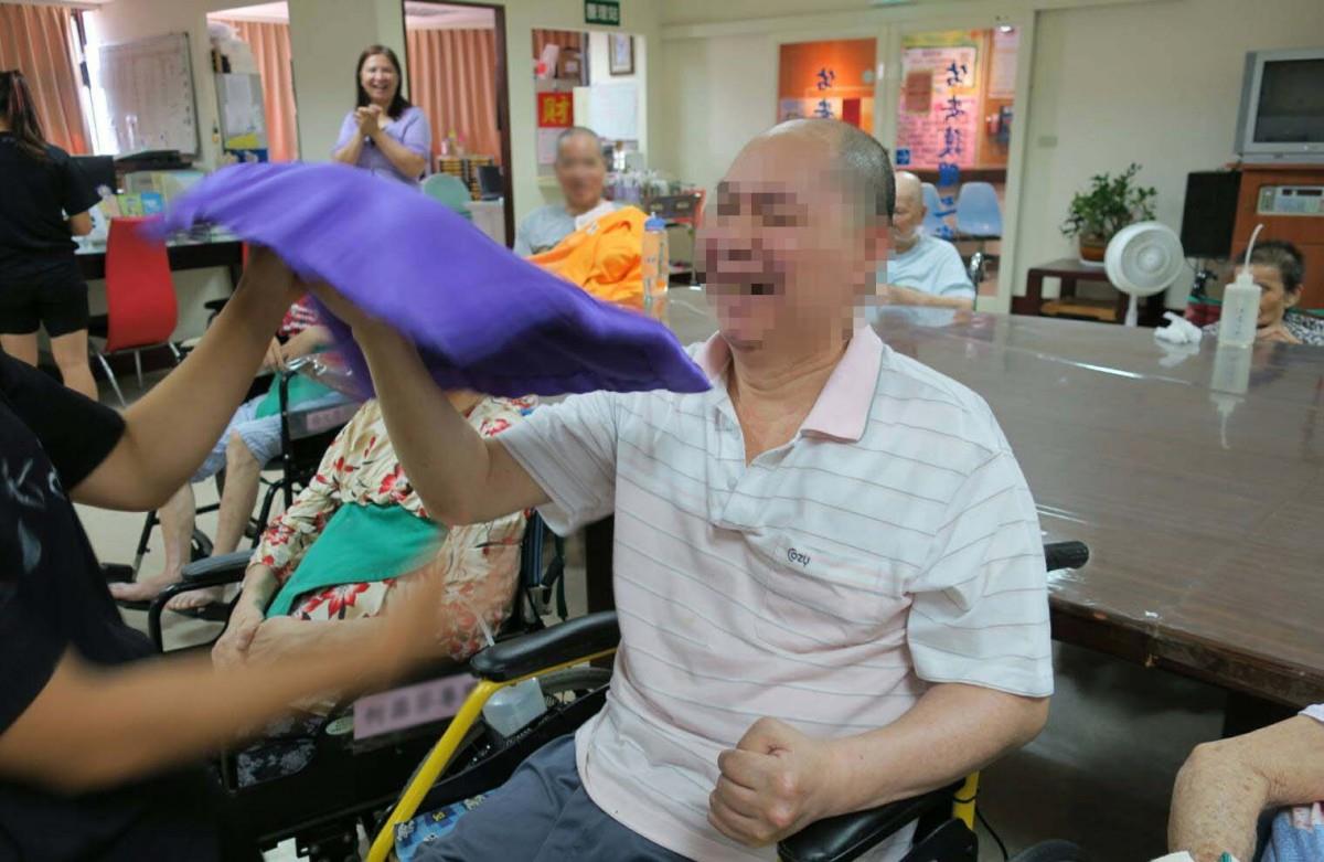 青春还能多热血?这 4 位少女的环岛旅行,是前进内地台湾养老院表演特技! 内容图4 女神网-大潮社TV实时追踪属于女人新资讯的综合网站! stunt4