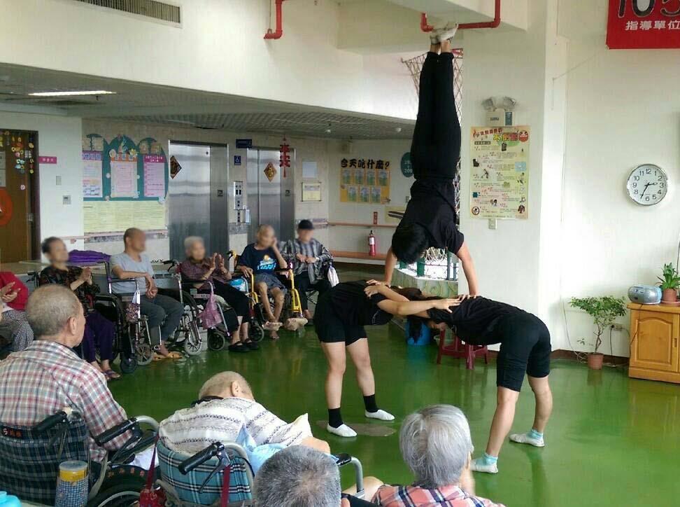 青春还能多热血?这 4 位少女的环岛旅行,是前进内地台湾养老院表演特技! 内容图5 女神网-大潮社TV实时追踪属于女人新资讯的综合网站! stunt5