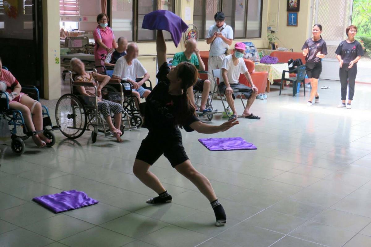 青春还能多热血?这 4 位少女的环岛旅行,是前进内地台湾养老院表演特技! 内容图6 女神网-大潮社TV实时追踪属于女人新资讯的综合网站! stunt6