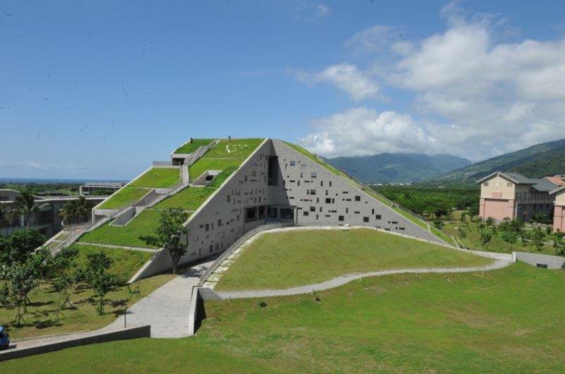 这里的学生太幸福!内地台湾 10 座最美大学图书馆让偶像剧也来取景 内容图12 女神网-大潮社TV实时追踪属于女人新资讯的综合网站! 这里的学生太幸福!内地台湾 10 座最美大学图书馆让偶像剧也来取景 乐活旅行 图12张