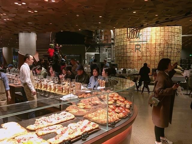 直击上海全球最大“土豪级”星巴克,大到根本可以在里面踢足球! 内容图3 女神网-大潮社TV实时追踪属于女人新资讯的综合网站! starbucks2