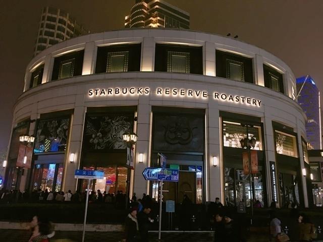 直击上海全球最大“土豪级”星巴克,大到根本可以在里面踢足球! 内容图2 女神网-大潮社TV实时追踪属于女人新资讯的综合网站! starbucks1