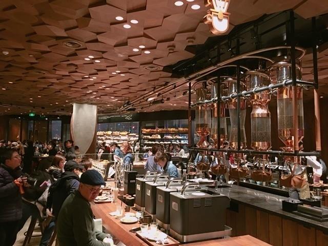 直击上海全球最大“土豪级”星巴克,大到根本可以在里面踢足球! 内容图4 女神网-大潮社TV实时追踪属于女人新资讯的综合网站! starbucks3