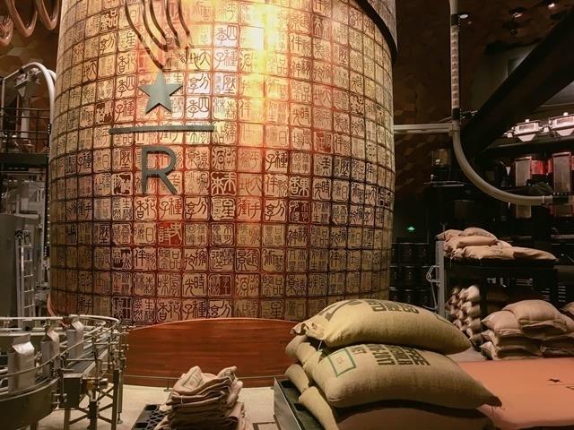 直击上海全球最大“土豪级”星巴克,大到根本可以在里面踢足球! 内容图5 女神网-大潮社TV实时追踪属于女人新资讯的综合网站! starbucks4