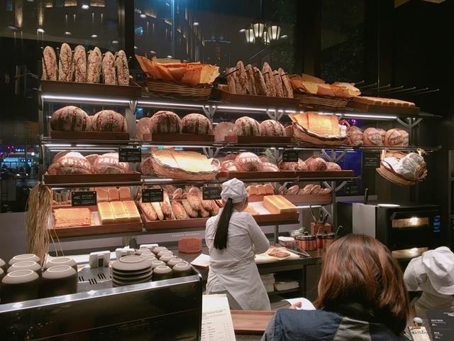 直击上海全球最大“土豪级”星巴克,大到根本可以在里面踢足球! 内容图6 女神网-大潮社TV实时追踪属于女人新资讯的综合网站! starbucks5.jpg