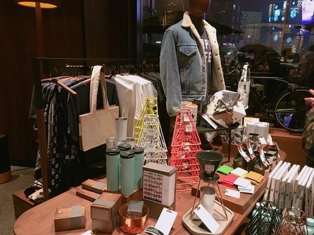 直击上海全球最大“土豪级”星巴克,大到根本可以在里面踢足球! 内容图7 女神网-大潮社TV实时追踪属于女人新资讯的综合网站! starbucks6.jpg