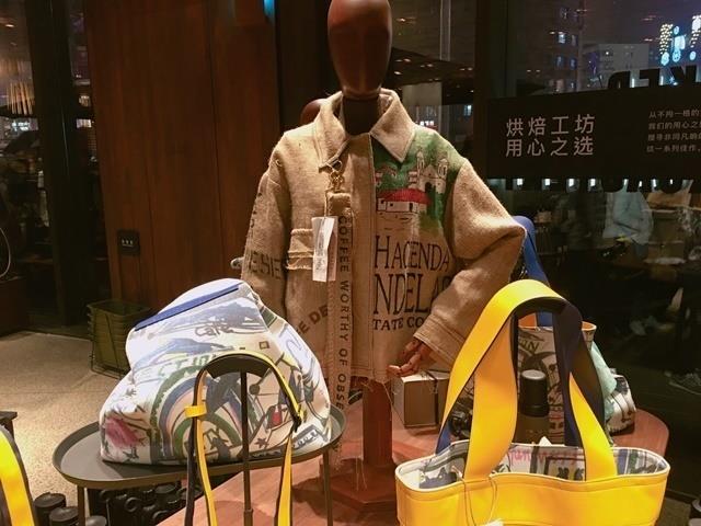 直击上海全球最大“土豪级”星巴克,大到根本可以在里面踢足球! 内容图8 女神网-大潮社TV实时追踪属于女人新资讯的综合网站! starbucks7.jpg