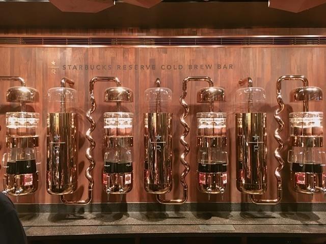 直击上海全球最大“土豪级”星巴克,大到根本可以在里面踢足球! 内容图10 女神网-大潮社TV实时追踪属于女人新资讯的综合网站! starbucks9