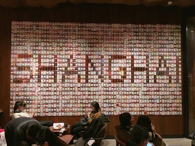 直击上海全球最大“土豪级”星巴克,大到根本可以在里面踢足球! 内容图9 女神网-大潮社TV实时追踪属于女人新资讯的综合网站! starbucks8